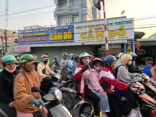 Dòng người tấp nập trở lại TP. HCM sau kỳ nghỉ lễ- Ảnh 3. Dòng người tấp nập trở lại TP. HCM sau kỳ nghỉ lễ- Ảnh 3.