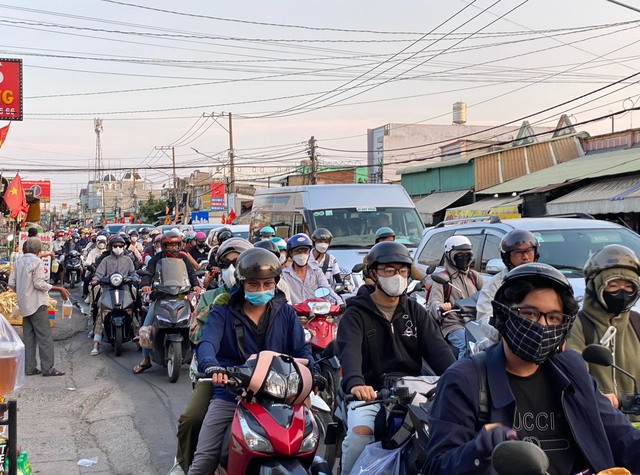 Dòng người tấp nập trở lại TP. HCM sau kỳ nghỉ lễ- Ảnh 9. Dòng người tấp nập trở lại TP. HCM sau kỳ nghỉ lễ- Ảnh 9.