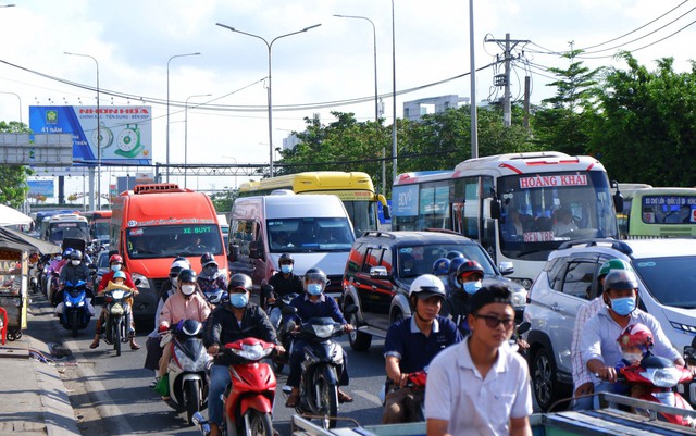Dòng người tấp nập trở lại TP. HCM sau kỳ nghỉ lễ- Ảnh 5. Dòng người tấp nập trở lại TP. HCM sau kỳ nghỉ lễ- Ảnh 5.