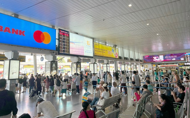 Dòng người tấp nập trở lại TP. HCM sau kỳ nghỉ lễ- Ảnh 11. Dòng người tấp nập trở lại TP. HCM sau kỳ nghỉ lễ- Ảnh 11.