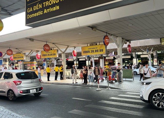 Dòng người tấp nập trở lại TP. HCM sau kỳ nghỉ lễ- Ảnh 12. Dòng người tấp nập trở lại TP. HCM sau kỳ nghỉ lễ- Ảnh 12.