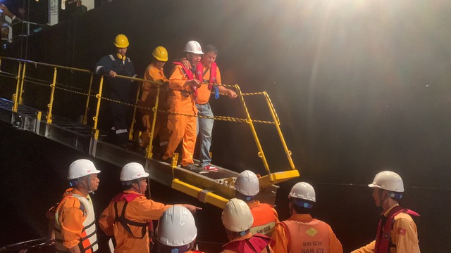 Khẩn cấp cứu thuyền viên Philippines nguy kịch trên vùng biển Vũng Tàu- Ảnh 3. Khẩn cấp cứu thuyền viên Philippines nguy kịch trên vùng biển Vũng Tàu- Ảnh 3.