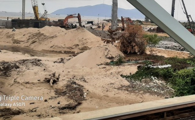 Đà Nẵng: Cầu đường sắt Nam Ô bị xâm phạm, uy hiếp an toàn chạy tàu- Ảnh 1. Đà Nẵng: Cầu đường sắt Nam Ô bị xâm phạm, uy hiếp an toàn chạy tàu- Ảnh 1.