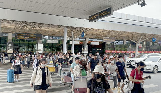 30 chuyến bay bị ảnh hưởng do thời tiết xấu tại sân bay Tân Sơn Nhất- Ảnh 1.