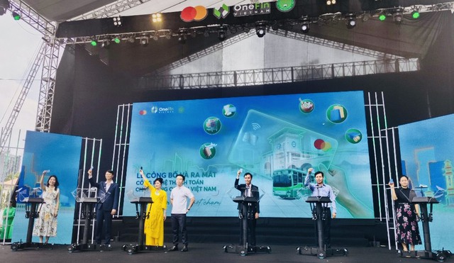 TP. HCM: Người dân đi xe buýt không cần dùng tiền mặt- Ảnh 1.