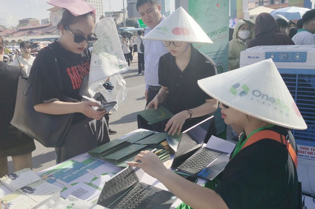 TP. HCM: Người dân đi xe buýt không cần dùng tiền mặt- Ảnh 3.