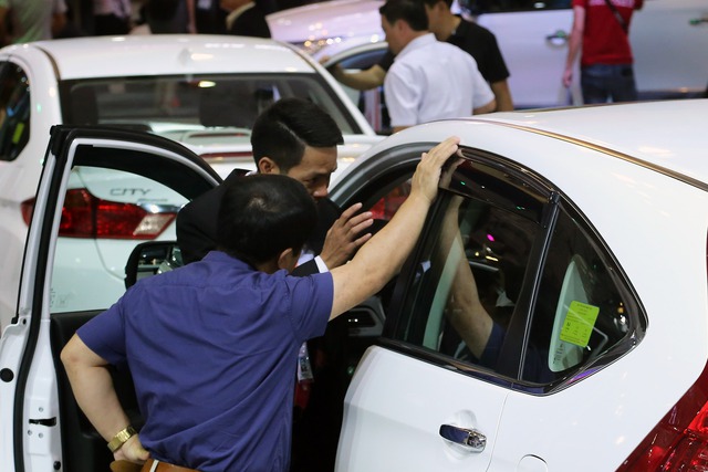 Tâm lý chờ lệ phí trước bạ của nhiều người tiêu dùng góp phần khiến sức mua trên thị trường ô tô tháng 4/2024 bất ngờ sụt giảm. Tâm lý chờ lệ phí trước bạ của nhiều người tiêu dùng góp phần khiến sức mua trên thị trường ô tô tháng 4/2024 bất ngờ sụt giảm. Thế giới xe tuần qua: Tâm điểm VinFast VF 3, sức mua ô tô quay đầu sụt giảm