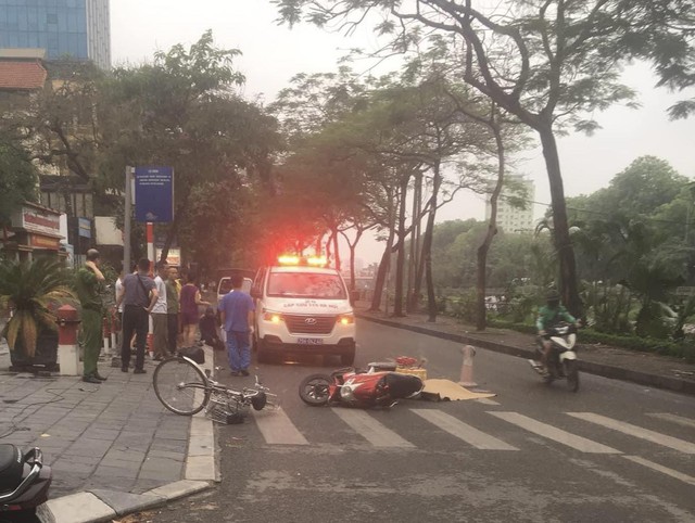 Lộ nguyên nhân người phụ nữ đi xe máy tử vong tại quận Cầu Giấy- Ảnh 1.