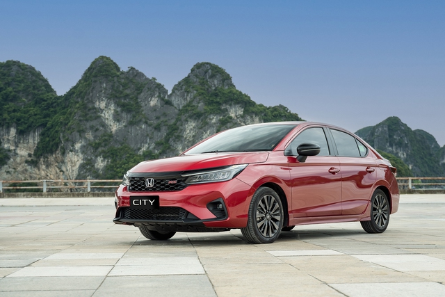 Khách hàng  mua mẫu xe Honda City trong tháng 5/2024 được hỗ trợ 50% lệ phí trước bạ kèm gói quà tặng 1 năm bảo hiểm thân vỏ.