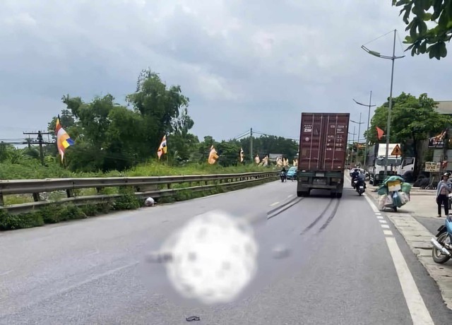 Xe máy va chạm xe đầu kéo, nữ sinh đại học ở Hà Nội tử vong - Ảnh 1. Xe máy va chạm xe đầu kéo, nữ sinh đại học ở Hà Nội tử vong - Ảnh 1.