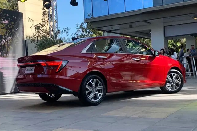 Thiết kế Hyundai Accent 2024 nhìn từ bên hông và đuôi xe. Thiết kế Hyundai Accent 2024 nhìn từ bên hông và đuôi xe.