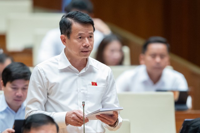 Làm rõ bản chất của quy định trừ điểm GPLX, dừng xe trước 