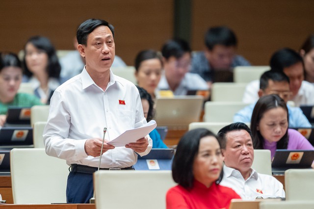 Làm rõ bản chất của quy định trừ điểm GPLX, dừng xe trước 