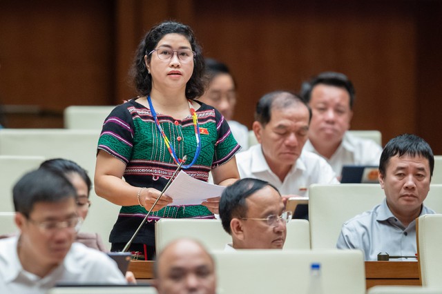 Làm rõ bản chất của quy định trừ điểm GPLX, dừng xe trước 