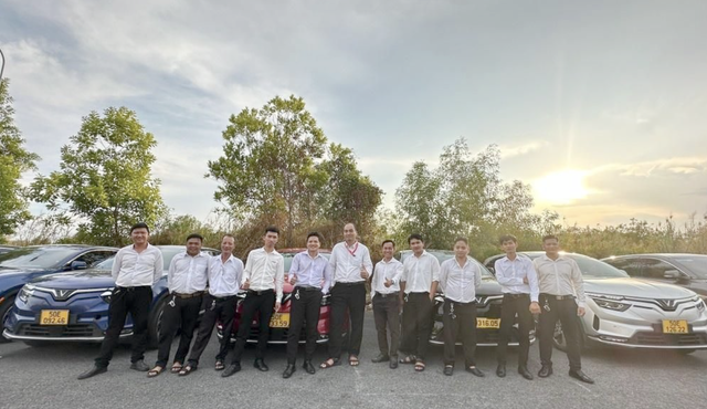 Tàu cao tốc TP. HCM - Côn Đảo tạm dừng trung chuyển khách- Ảnh 2.