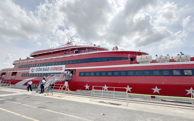 Tàu cao tốc TP. HCM - Côn Đảo tạm dừng trung chuyển khách- Ảnh 1.