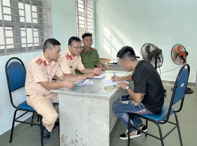 Đội CSGT An Sương (Công an TP. HCM) xử phạt người điều khiển ô tô độ đèn chiếu sáng trên QL22- Ảnh 1. Đội CSGT An Sương (Công an TP. HCM) xử phạt người điều khiển ô tô độ đèn chiếu sáng trên QL22- Ảnh 1.