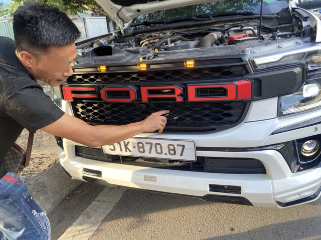 Đội CSGT An Sương (Công an TP. HCM) xử phạt người điều khiển ô tô độ đèn chiếu sáng trên QL22- Ảnh 2. Đội CSGT An Sương (Công an TP. HCM) xử phạt người điều khiển ô tô độ đèn chiếu sáng trên QL22- Ảnh 2.