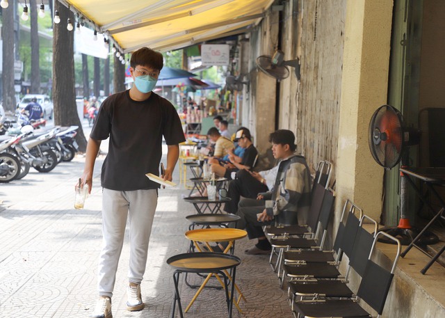 TP. HCM thu phí vỉa hè: Hộ kinh doanh vui mừng, người đi bộ an toàn- Ảnh 3. TP. HCM thu phí vỉa hè: Hộ kinh doanh vui mừng, người đi bộ an toàn- Ảnh 3.