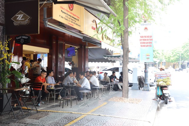 TP. HCM thu phí vỉa hè: Hộ kinh doanh vui mừng, người đi bộ an toàn- Ảnh 4. TP. HCM thu phí vỉa hè: Hộ kinh doanh vui mừng, người đi bộ an toàn- Ảnh 4.