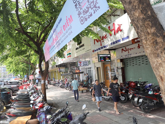 TP. HCM thu phí vỉa hè: Hộ kinh doanh vui mừng, người đi bộ an toàn- Ảnh 2. TP. HCM thu phí vỉa hè: Hộ kinh doanh vui mừng, người đi bộ an toàn- Ảnh 2.