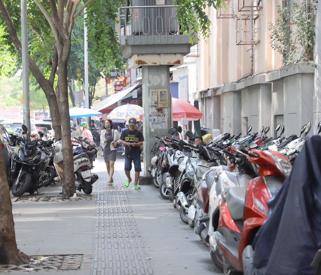 TP. HCM thu phí vỉa hè: Hộ kinh doanh vui mừng, người đi bộ an toàn- Ảnh 7. TP. HCM thu phí vỉa hè: Hộ kinh doanh vui mừng, người đi bộ an toàn- Ảnh 7.