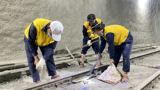 Chính thức thông tàu qua hầm đường sắt Chí Thạnh- Ảnh 1.