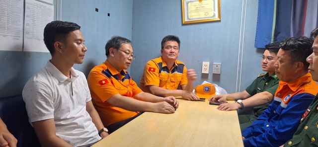 Cận cảnh hiện trường cứu 10 thuyền viên tàu SUNRISE 268 bị nạn ở vùng biển cửa Ba Lạt- Ảnh 5.