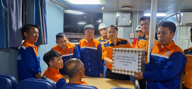 Cận cảnh hiện trường cứu 10 thuyền viên tàu SUNRISE 268 bị nạn ở vùng biển cửa Ba Lạt- Ảnh 6.