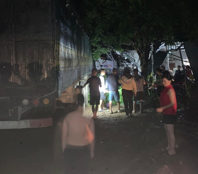 Uống 10 chén rượu gây TNGT làm 8 người thương vong, lái xe đầu kéo khai gì?- Ảnh 1.