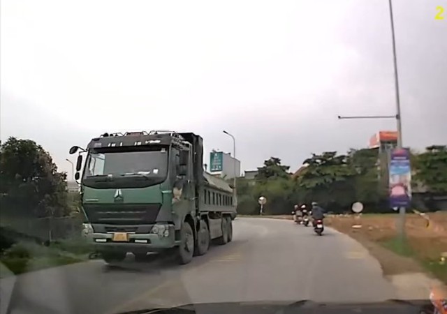 Hà Nội: Va chạm xe tải 