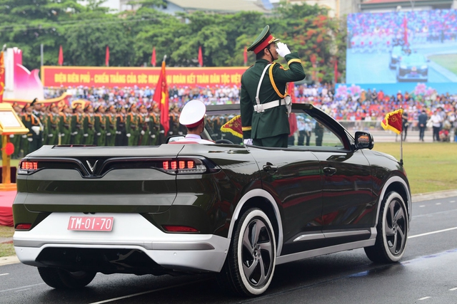 VinFast VF 8 mui trần dẫn đoàn trong Lễ diễu binh Chào mừng 70 năm chiến thắng lịch sử Điện Biên Phủ- Ảnh 7.
