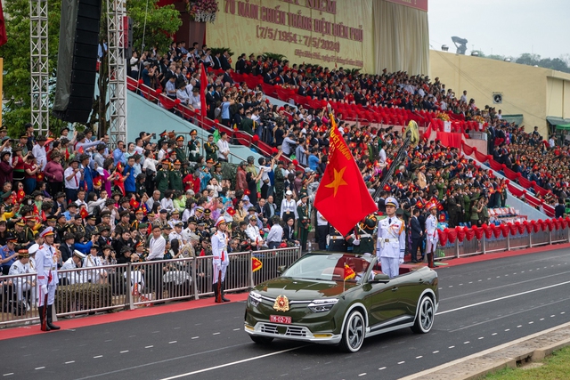 VinFast VF 8 mui trần dẫn đoàn trong Lễ diễu binh Chào mừng 70 năm chiến thắng lịch sử Điện Biên Phủ- Ảnh 2.