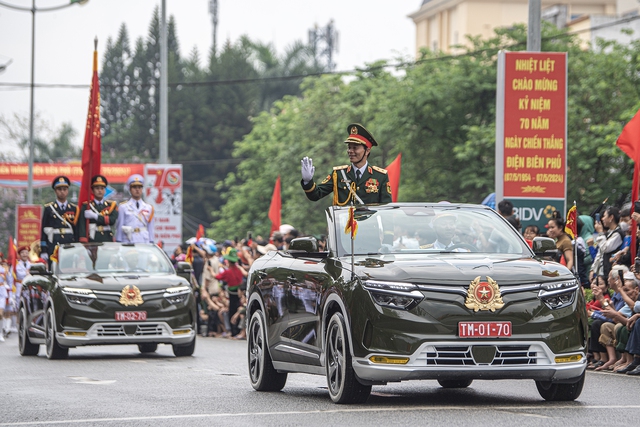 VinFast VF 8 mui trần dẫn đoàn trong Lễ diễu binh Chào mừng 70 năm chiến thắng lịch sử Điện Biên Phủ- Ảnh 3.