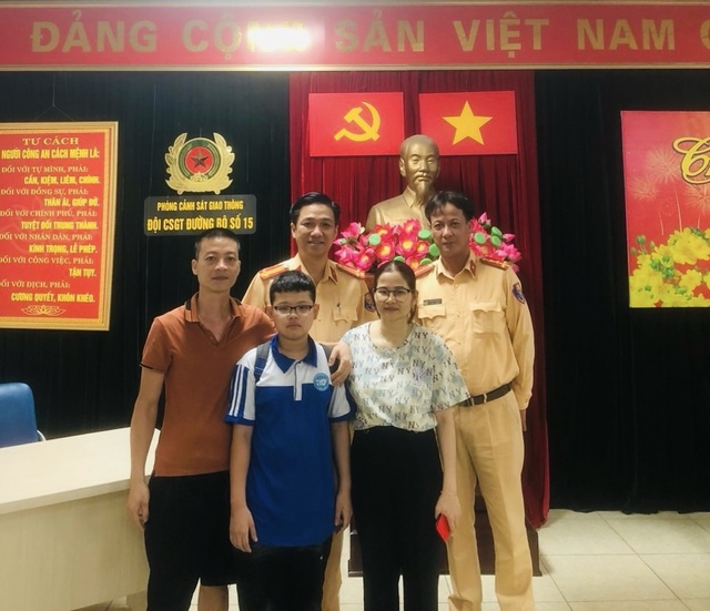 Bé trai 12 tuổi đi lạc từ Vĩnh Phúc xuống Hà Nội đã được CSGT giúp về với gia đình- Ảnh 1.