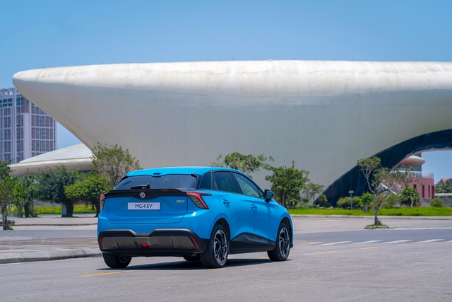 Tuy nhiên, mức giá bán lẻ gần chạm ngưỡng 1 tỷ đồng được dự báo sẽ cản trở khả năng cạnh tranh của MG4 với các mẫu xe điện thương hiệu Việt VinFast.