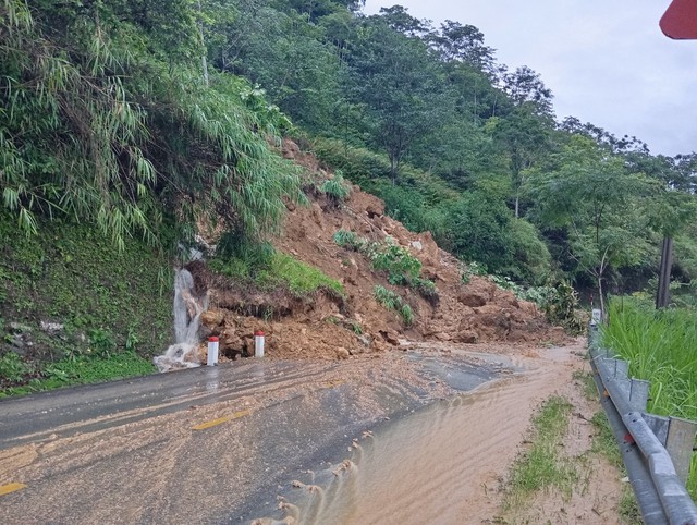 Mưa lớn nhiều tuyến giao thông bị ngập sâu- Ảnh 1.