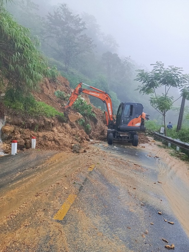 Mưa lớn nhiều tuyến giao thông bị ngập sâu- Ảnh 2.
