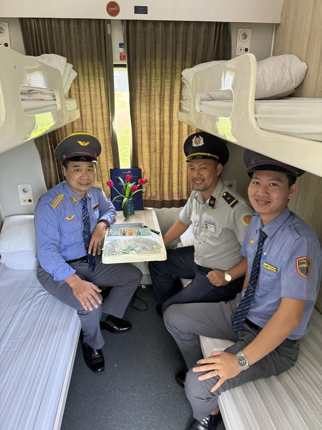 Nhân viên đường sắt liên tiếp trả lại tài sản cho khách đi tàu bỏ quên- Ảnh 1.