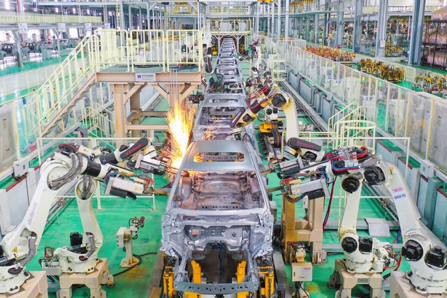 Thế giới xe tuần qua: Tiêu thụ ô tô nhích nhẹ, tỷ phú Phạm Nhật Vượng tuyên bố hỗ trợ VinFast Thế giới xe tuần qua: Tiêu thụ ô tô nhích nhẹ, tỷ phú Phạm Nhật Vượng tuyên bố hỗ trợ VinFast