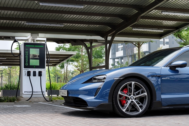 Trạm sạc công suất cao của Porsche và Charge+ tại Park City, Hà Nội. Trạm sạc công suất cao của Porsche và Charge+ tại Park City, Hà Nội.