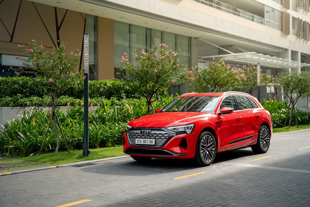 Mẫu xe SUV điện hạng sang Audi Q8 e-Tron có giá bán lẻ tiêu chuẩn từ 3,8 tỷ đồng. Mẫu xe SUV điện hạng sang Audi Q8 e-Tron có giá bán lẻ tiêu chuẩn từ 3,8 tỷ đồng.