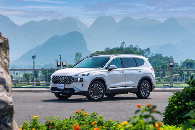 Mẫu xe Hyundai Santa Fe được giảm giá cao nhất đến 100 triệu đồng. Mẫu xe Hyundai Santa Fe được giảm giá cao nhất đến 100 triệu đồng.