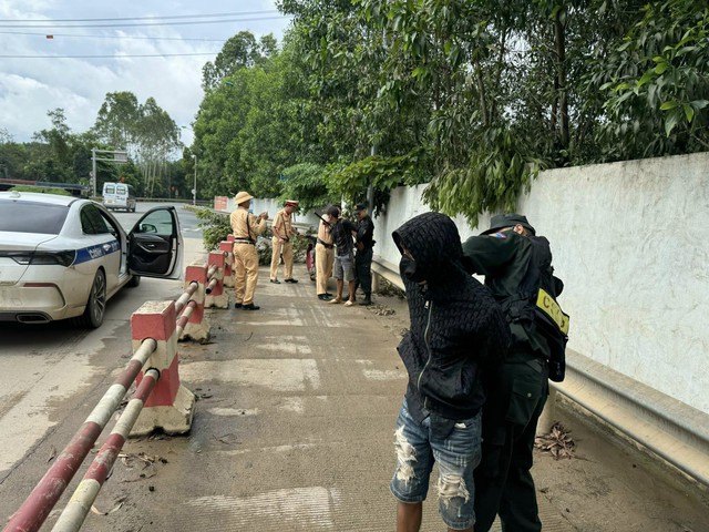 CSGT Lạng Sơn chốt chặn trên QL1, bắt gọn hai đối tượng trộm xe máy- Ảnh 1.