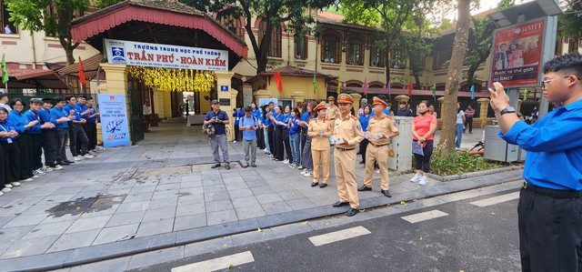 CSGT Hà Nội phối hợp công an 30 quận, huyện, thị xã bảo đảm trật tự ATGT kỳ thi THPT- Ảnh 1.