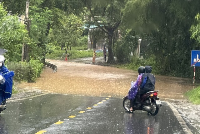 Tổ chức phân luồng giao thông từ xa khu vực xảy ra sụt lở đất- Ảnh 4.