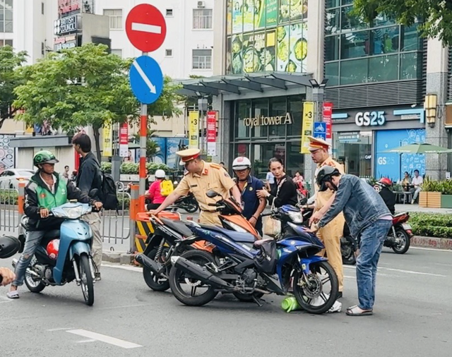 CSGT TP. HCM dùng xe đặc chủng chở thí sinh về nhà lấy giấy tờ đến điểm thi- Ảnh 4. CSGT TP. HCM dùng xe đặc chủng chở thí sinh về nhà lấy giấy tờ đến điểm thi- Ảnh 4.