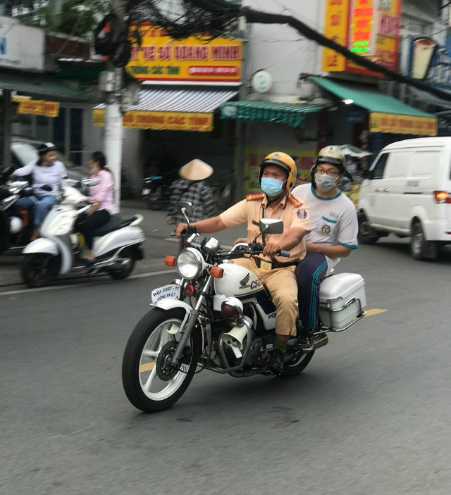 CSGT TP. HCM dùng xe đặc chủng chở thí sinh về nhà lấy giấy tờ đến điểm thi- Ảnh 3. CSGT TP. HCM dùng xe đặc chủng chở thí sinh về nhà lấy giấy tờ đến điểm thi- Ảnh 3.