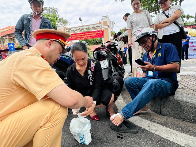 CSGT TP. HCM dùng xe đặc chủng chở thí sinh về nhà lấy giấy tờ đến điểm thi- Ảnh 5. CSGT TP. HCM dùng xe đặc chủng chở thí sinh về nhà lấy giấy tờ đến điểm thi- Ảnh 5.