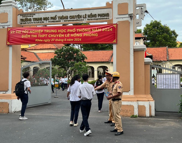 CSGT TP. HCM dùng xe đặc chủng chở thí sinh về nhà lấy giấy tờ đến điểm thi- Ảnh 6. CSGT TP. HCM dùng xe đặc chủng chở thí sinh về nhà lấy giấy tờ đến điểm thi- Ảnh 6.